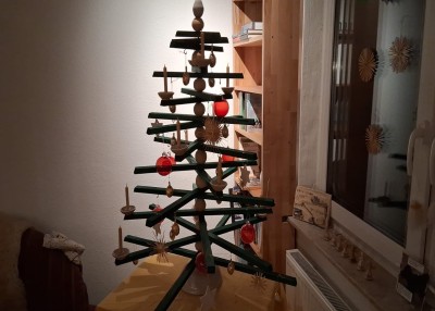 Nachhaltiger Weihnachtsbaum in grün